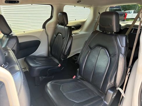 Used 2019 Chrysler Pacifica Touring-L FWD image 24