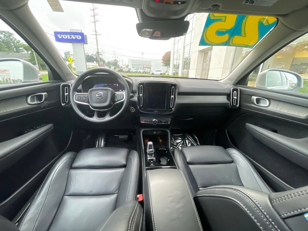 Used 2025 Volvo XC40 B5 Plus AWD/4WD image 18