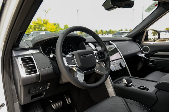 New 2026 Land Rover Discovery Limited Edition AWD/4WD image 3