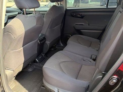 Used 2023 Toyota Highlander LE AWD/4WD image 12