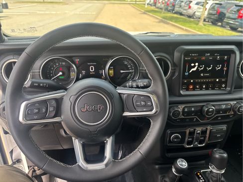 Used 2023 Jeep Wrangler Unlimited Sahara w/ Cold Weather Group AWD/4WD image 16