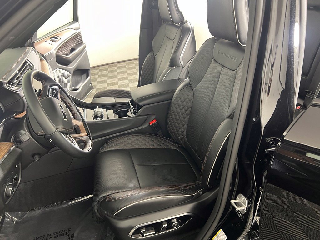 Used 2023 Jeep Grand Cherokee Summit w/ Luxury Tech Group V AWD/4WD image 18