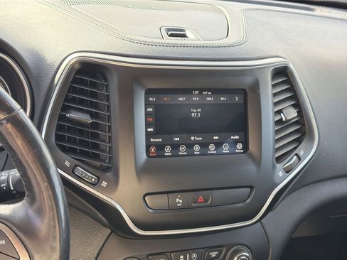 Certified 2020 Jeep Cherokee Latitude Plus w/ Cold Weather Group image 25