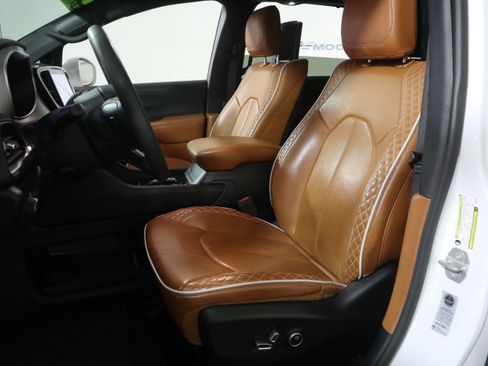 Used 2024 Chrysler Pacifica Pinnacle w/ Trailer Tow Group image 23