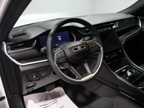 Used 2025 Jeep Grand Cherokee Laredo w/ Luxury Tech Group I image 14