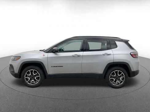 Used 2025 Jeep Compass Trailhawk AWD/4WD image 4
