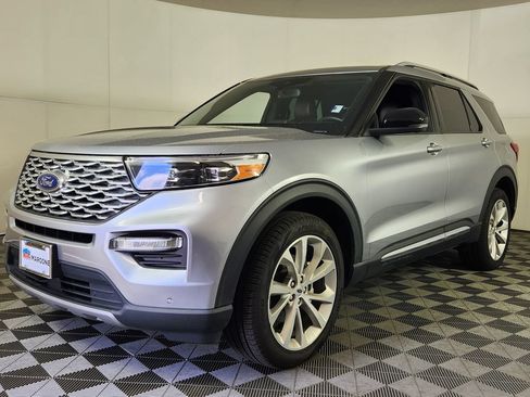 Used 2023 Ford Explorer Platinum w/ Technology Package AWD/4WD image 3