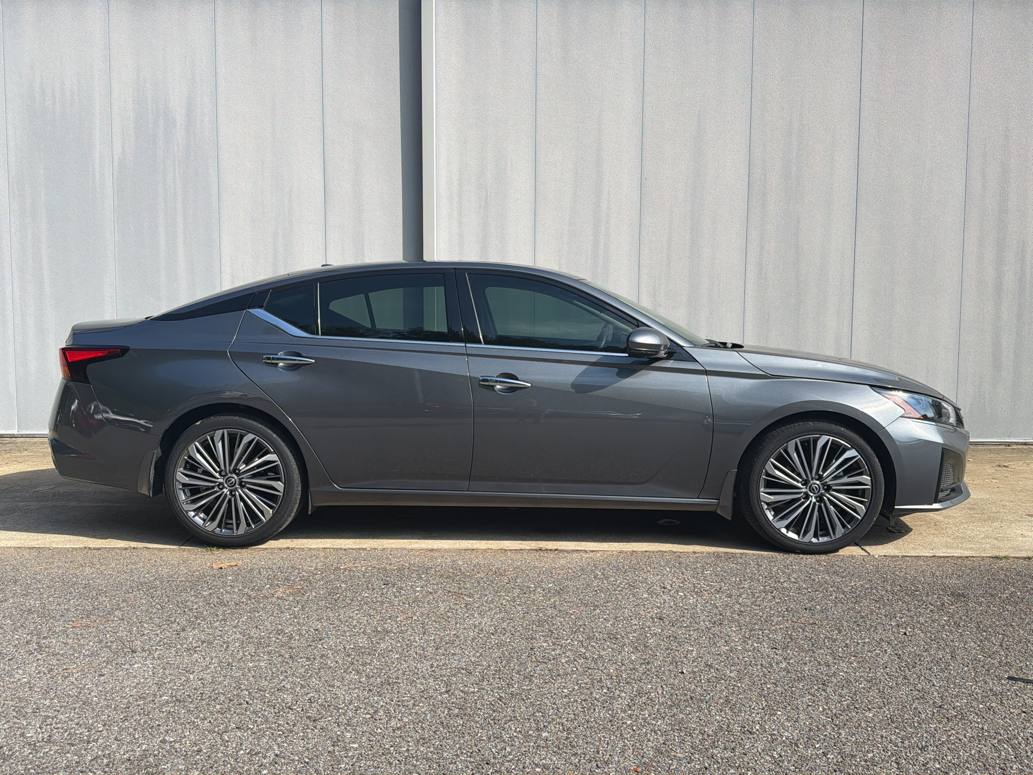 Used 2025 Nissan Altima 2.5 SL FWD image 2