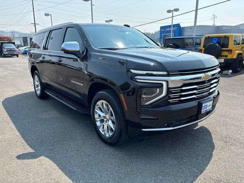 Used 2025 Chevrolet Suburban Premier AWD/4WD image 7
