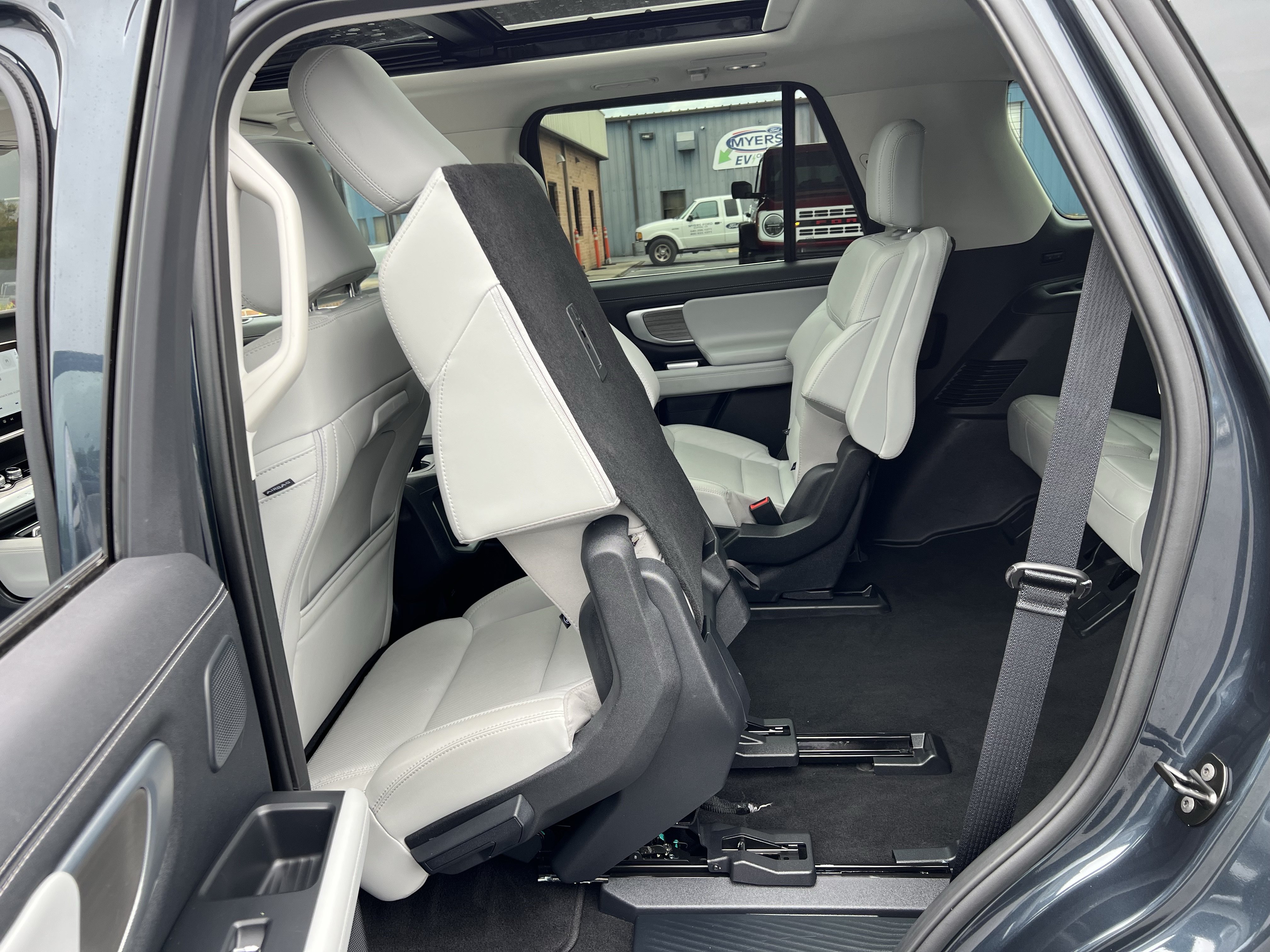 Used 2025 Ford Expedition Platinum w/ Driver's Package AWD/4WD image 24