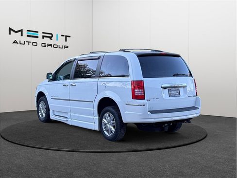 Used 2010 Chrysler Town & Country Limited image 7