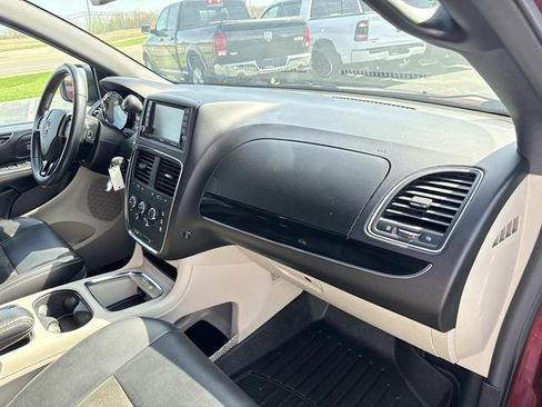 Used 2019 Dodge Grand Caravan SXT w/ Rear Park Assist Package FWD image 30