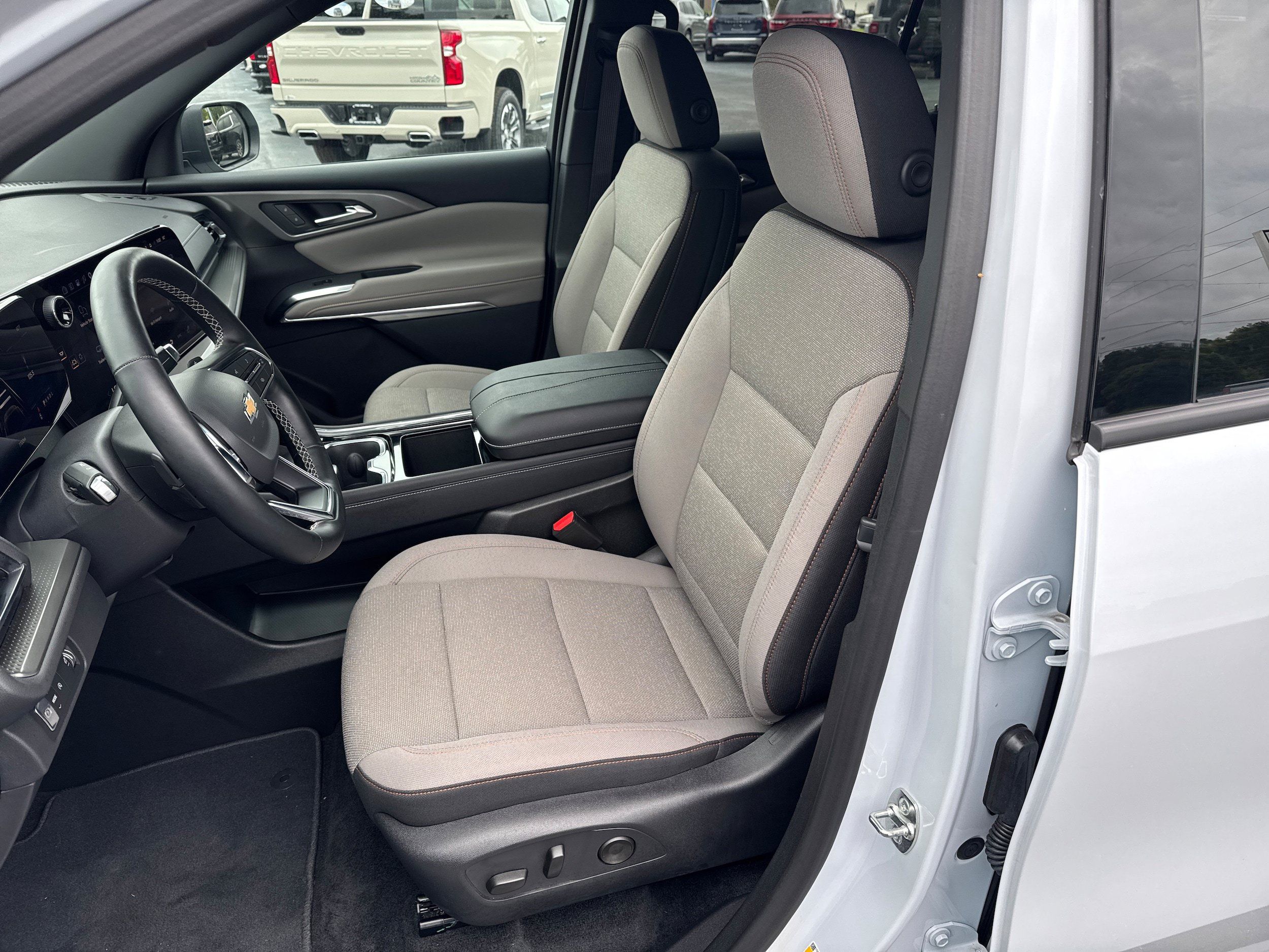 Used 2026 Chevrolet Traverse LT FWD image 24