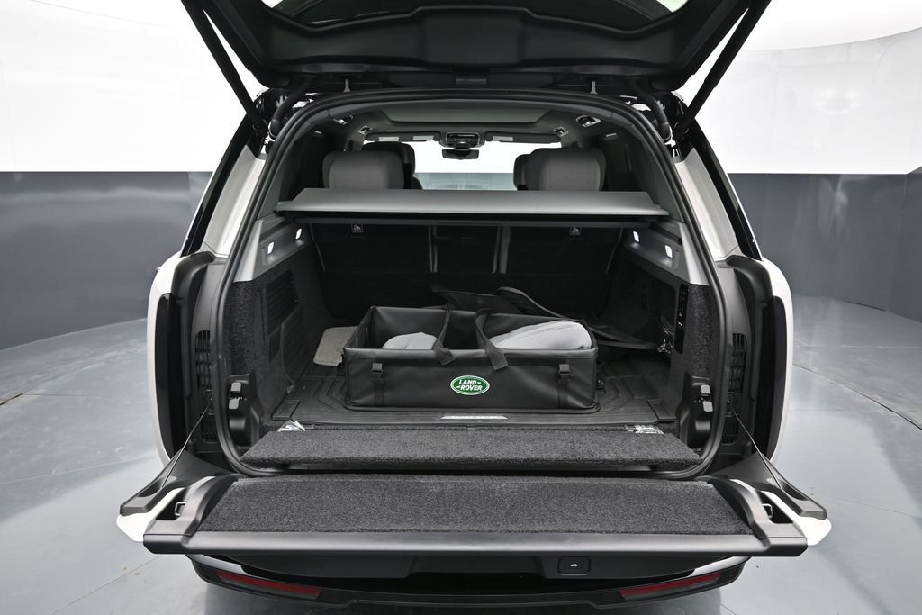 Used 2025 Land Rover Range Rover SV AWD/4WD image 13