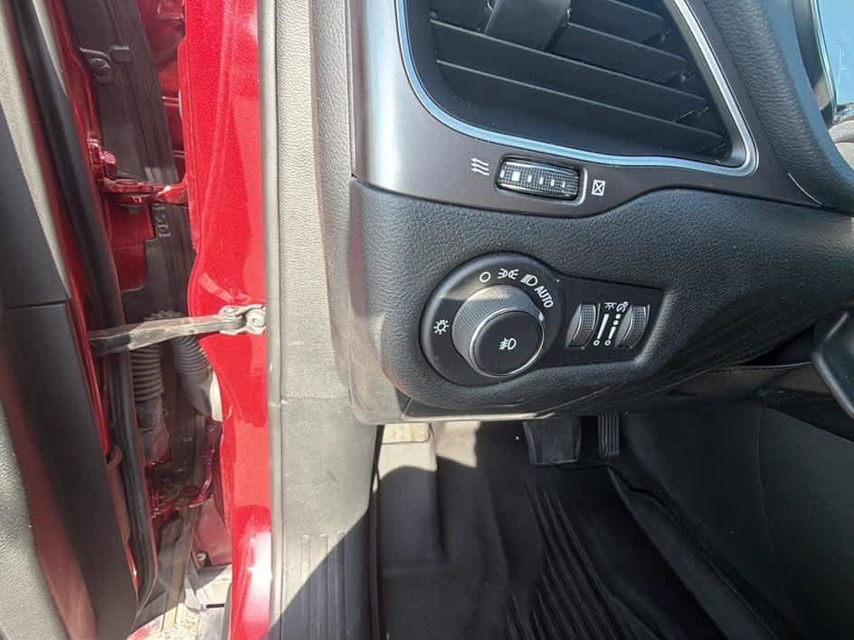 Used 2019 Jeep Cherokee Latitude Plus w/ Cold Weather Group AWD/4WD image 17