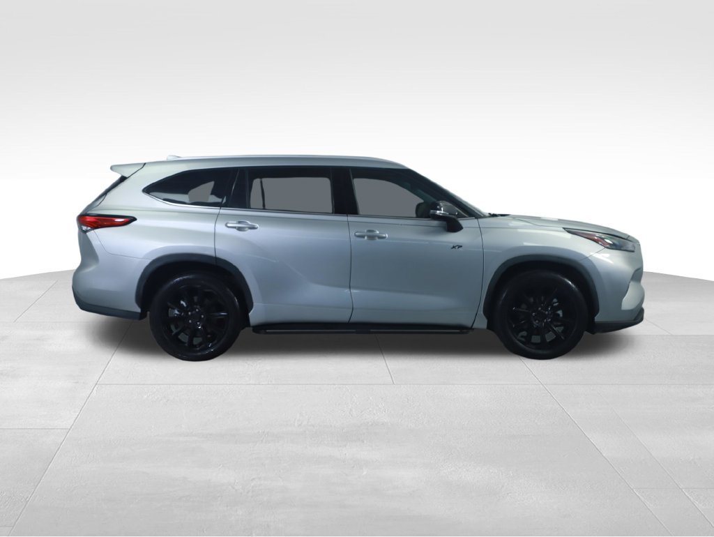 Used 2022 Toyota Highlander XLE FWD image 12