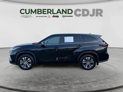 Used 2024 Toyota Highlander XLE FWD image 3