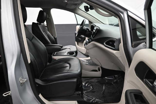 Used 2023 Chrysler Pacifica Touring-L FWD image 18