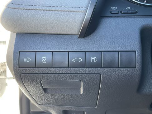 Used 2018 Toyota Camry LE image 29