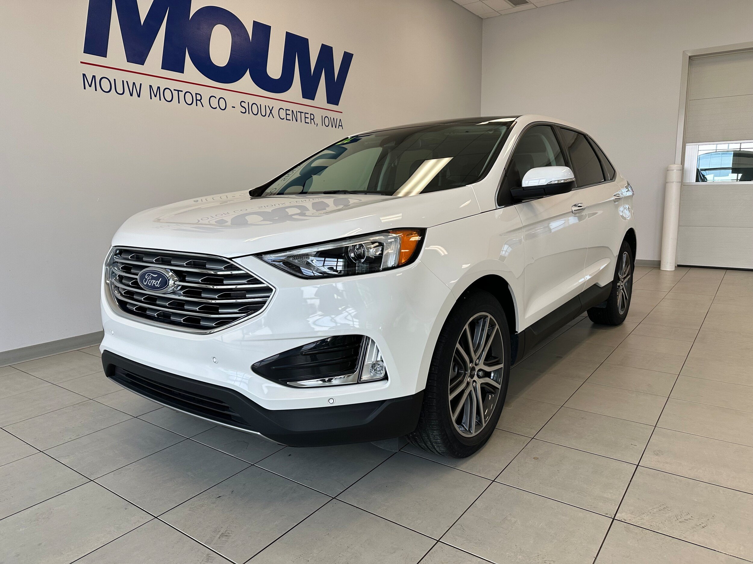 Used 2024 Ford Edge Titanium AWD/4WD image 2