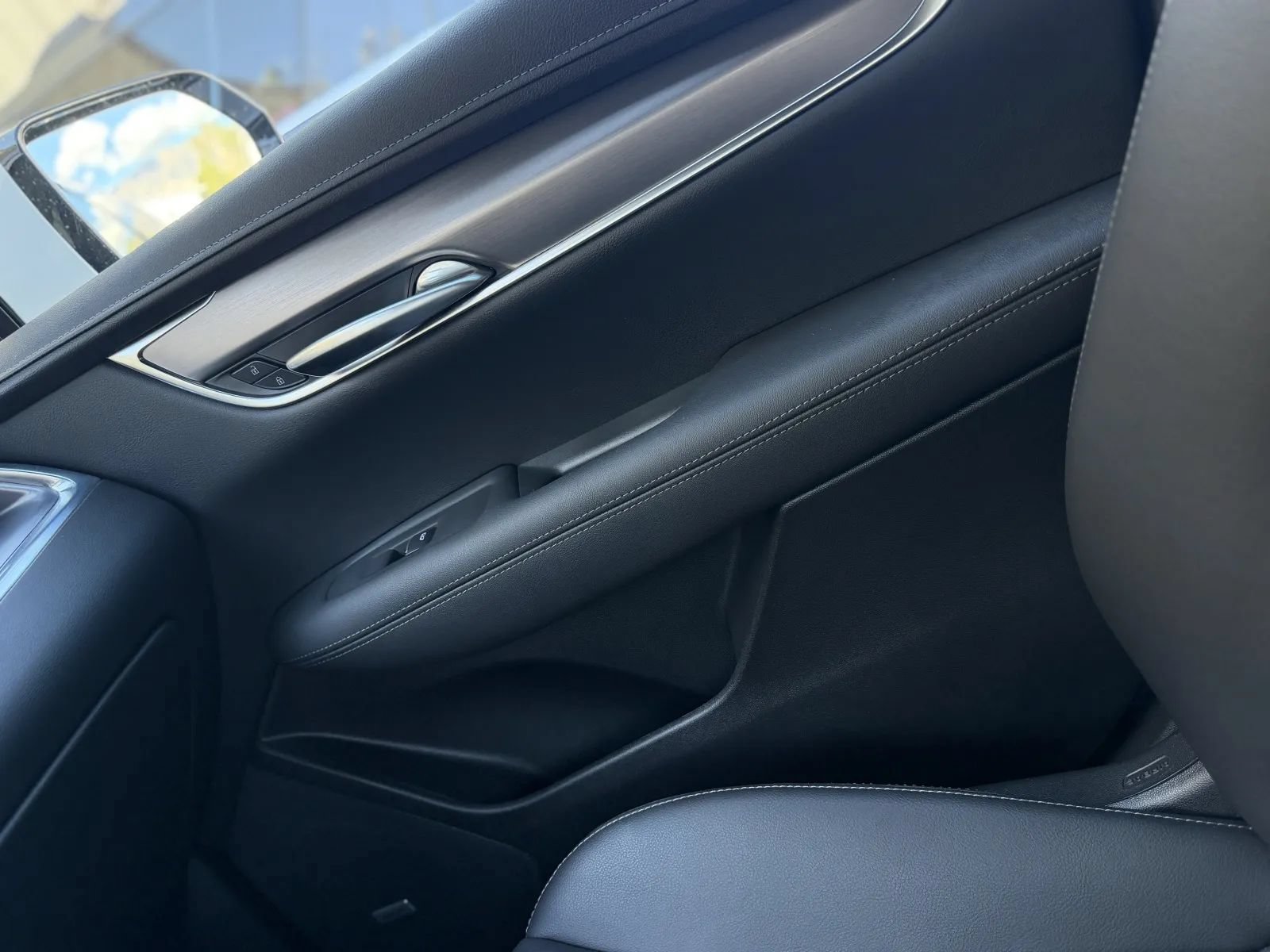 Used 2025 Cadillac XT5 Luxury w/ LPO, Floor Liner Package FWD image 38