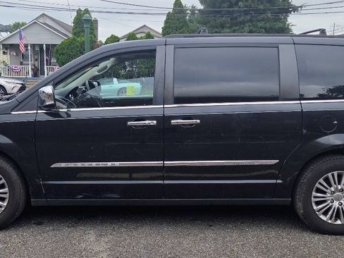 Used 2016 Chrysler Town & Country Touring-L FWD image 2