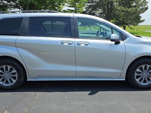 Used 2021 Toyota Sienna LE AWD/4WD image 2