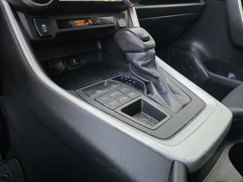 Used 2021 Toyota RAV4 LE AWD/4WD image 18