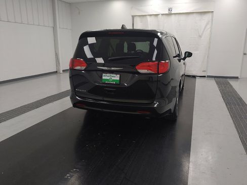 Used 2023 Chrysler Voyager LX image 7