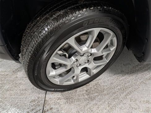 Used 2024 Jeep Compass Latitude w/ Sun and Sound Group image 8