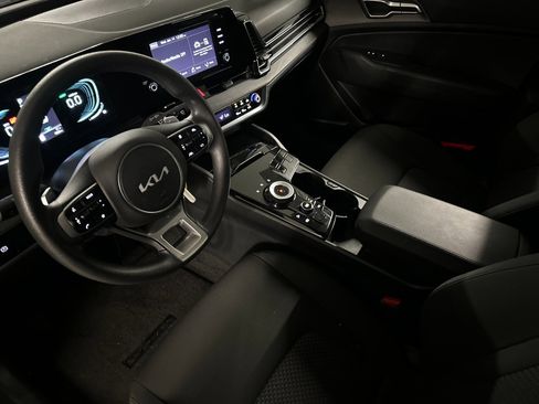 Certified 2025 Kia Sportage LX image 9