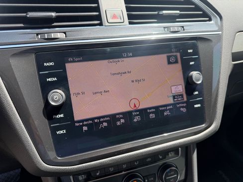 Used 2018 Volkswagen Tiguan SEL AWD/4WD image 18