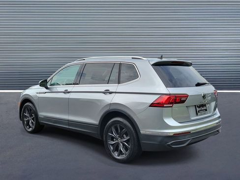 Used 2024 Volkswagen Tiguan SE w/ Panoramic Sunroof Package FWD image 4