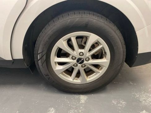 Used 2023 Kia Carnival LX FWD image 30