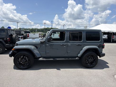 Used 2025 Jeep Wrangler Unlimited Sahara AWD/4WD image 10