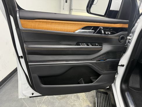 Used 2022 Jeep Grand Wagoneer Series III image 11