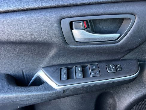 Used 2016 Toyota Camry SE image 12