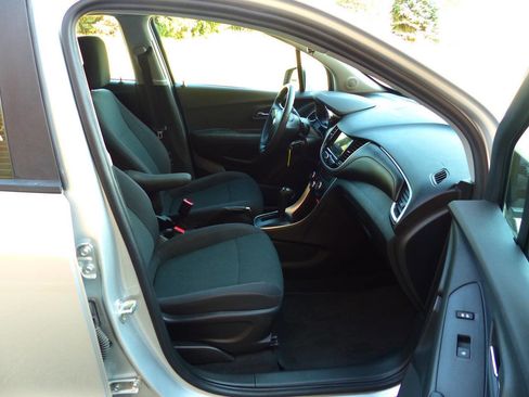 Used 2019 Chevrolet Trax LS image 41