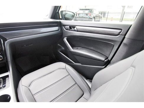 Used 2022 Volkswagen Passat 2.0T R-Line image 9