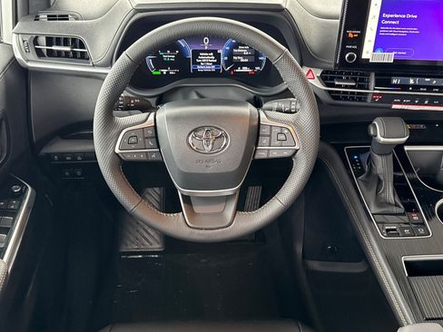 New 2026 Toyota Sienna XLE Woodland Edition AWD/4WD image 15