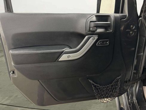 Used 2016 Jeep Wrangler Unlimited Rubicon image 12