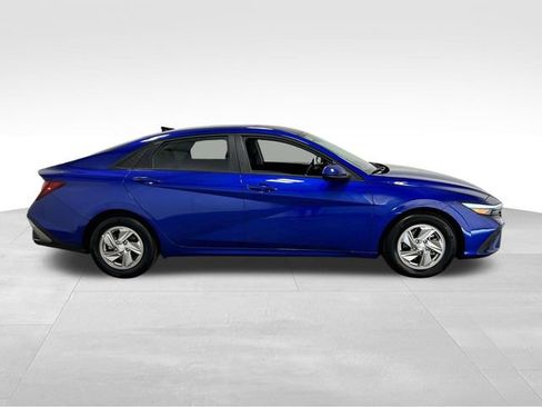 Certified 2025 Hyundai Elantra SE FWD image 2