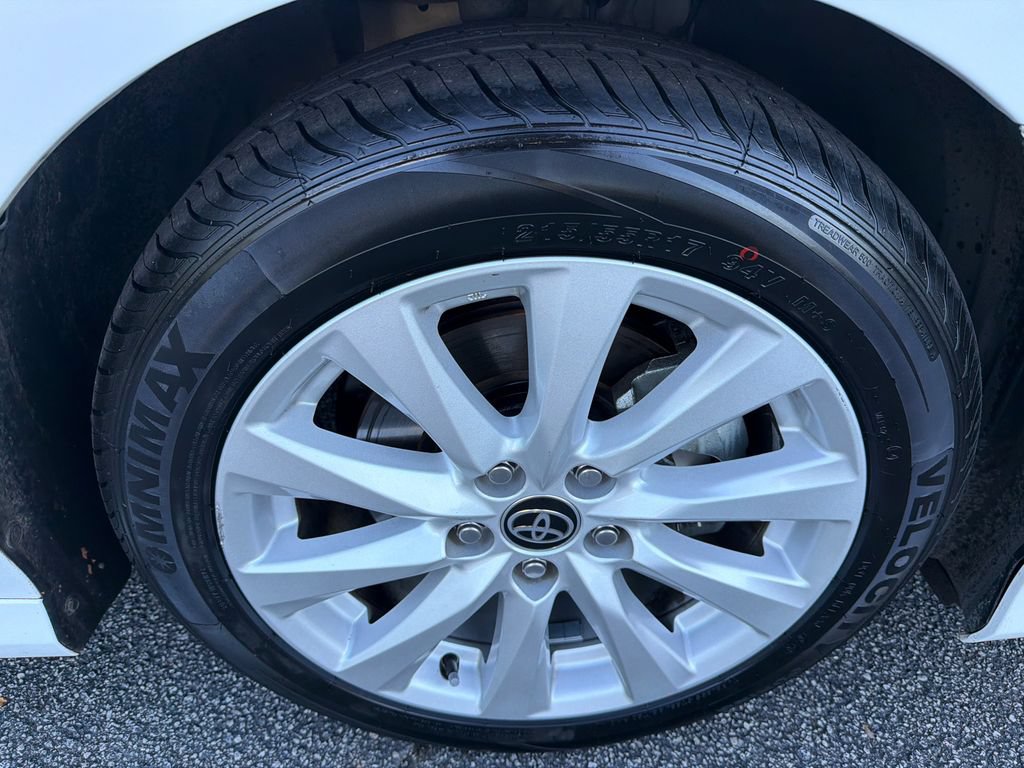 Used 2020 Toyota Camry LE w/ Convenience Package FWD image 12