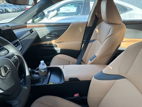 Used 2024 Lexus ES 350 w/ Premium Package image 8