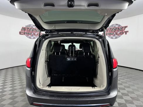 Used 2019 Chrysler Pacifica Touring-L FWD image 27