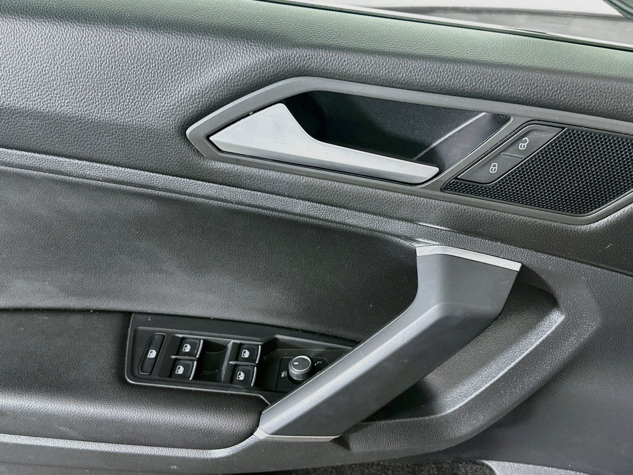 Used 2020 Volkswagen Tiguan SE FWD image 15