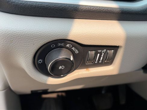 Used 2023 Chrysler Pacifica Touring-L w/ Uconnect Theater Family Group AWD/4WD image 9