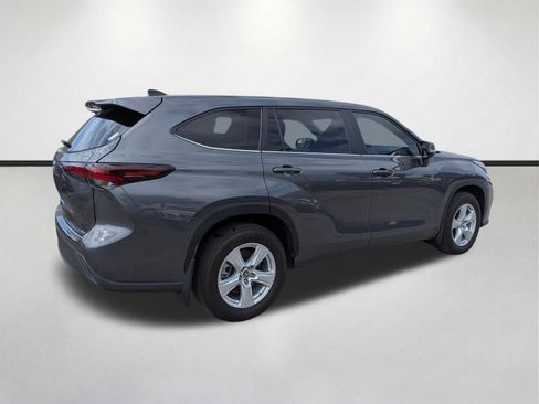 Used 2024 Toyota Highlander LE AWD/4WD image 4