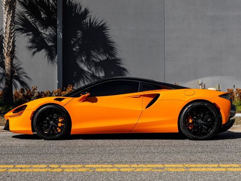 Used 2025 McLaren Artura RWD image 20