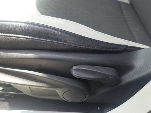 Used 2018 Jeep Compass Latitude FWD image 24